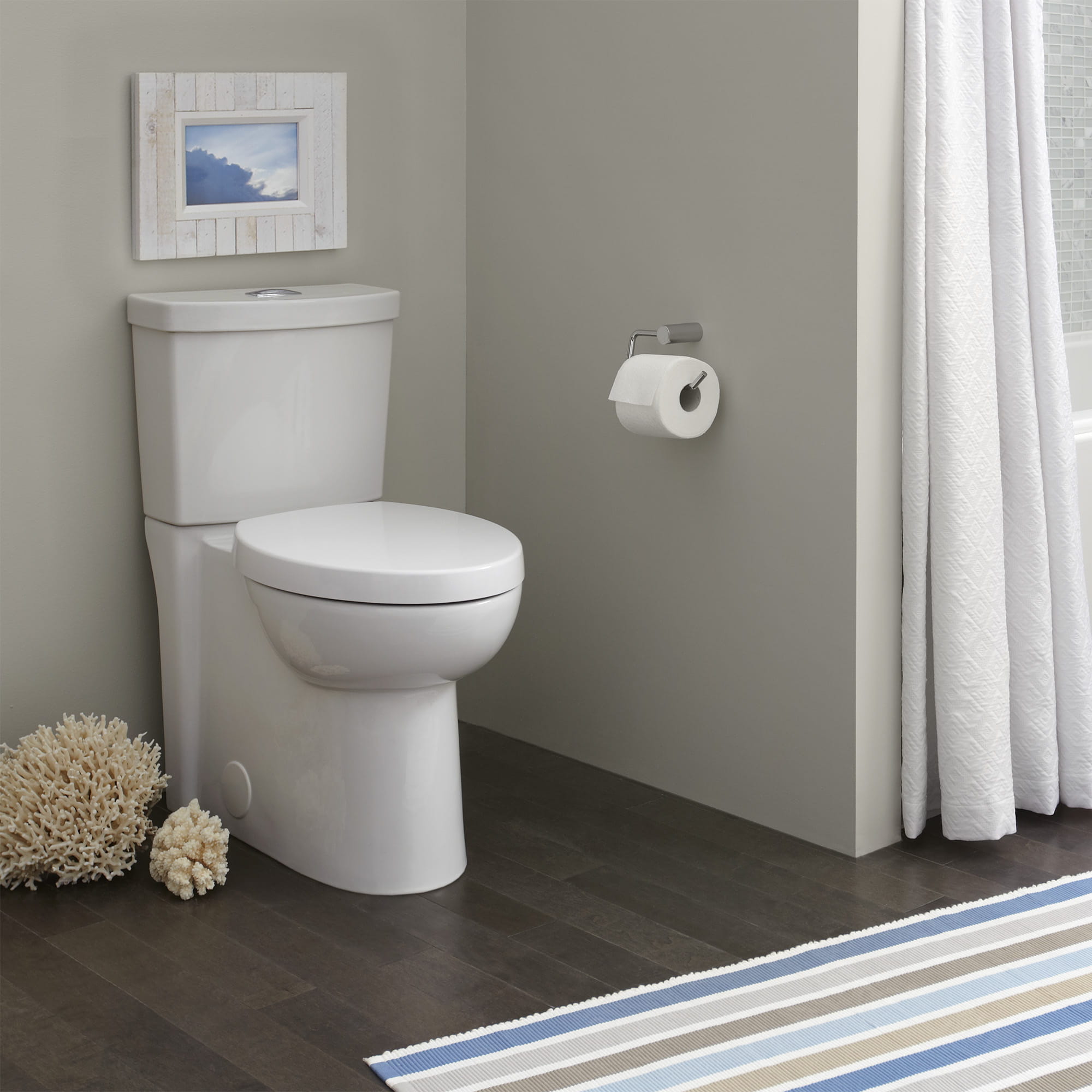 Toilette Studio à jupe, 2 pièces, chasse double 1,6 gpc/6,0 lpc et 1,1 gpc/4,2 lpc, à cuvette allongée à hauteur de chaise avec siège